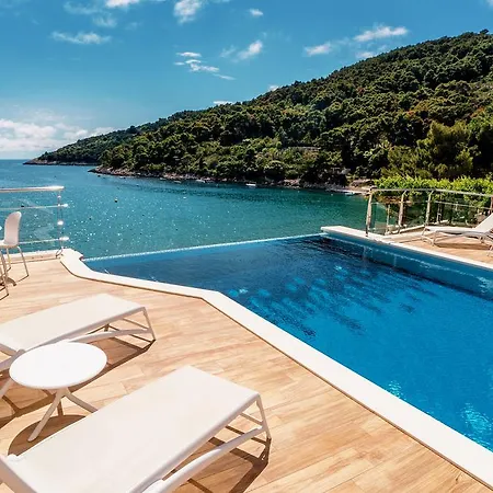 Pine Tree Boutique Apartments Saplunara
