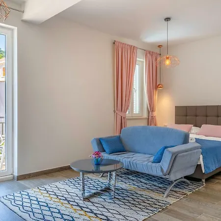 Pine Tree Boutique Apartments Saplunara