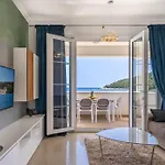 Pine Tree Boutique ספלונרה