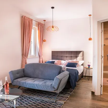 Pine Tree Boutique Saplunara