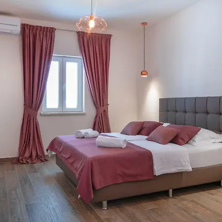 Pine Tree Boutique Apartment Saplunara