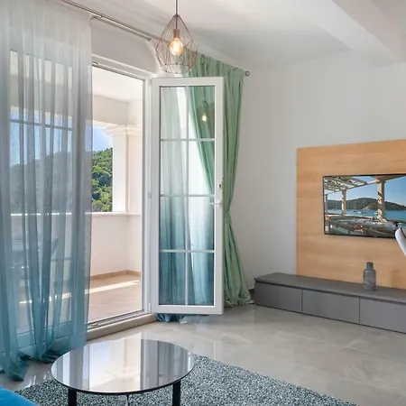 Pine Tree Boutique Apartment Saplunara
